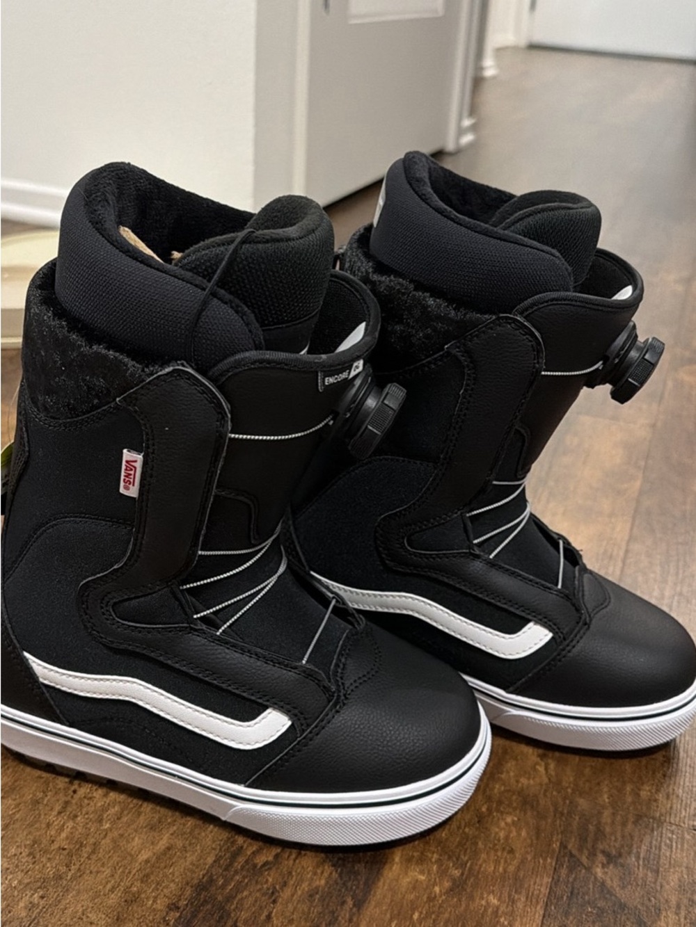 Vans Brand New Snowboard Boots with Boa Fit System and Tags (Women 6)